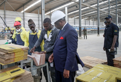 塞内加尔总统为塞内加尔特福陶瓷公司剪彩